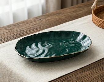 Smaragdgroene serveerschaal met Monstera-bladmotief, een leuk cadeau voor thuis.