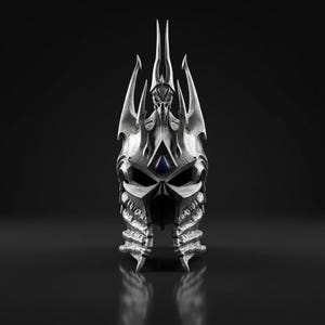 Könnte beinhalten: Detaillierter silberfarbener Helm mit bedrohlichem Schädeldesign, mit scharfen, nach oben gerichteten Spitzen und einem zentralen blauen Edelstein. Der Helm hat aufwendige Schnitzereien und einen dunklen Hintergrund.