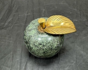 Pisapapeles vintage de mármol verde con forma de manzana y hoja de latón, estilo MCM Decorative Crafts Inc #2029