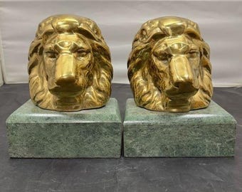 Sujetalibros de latón con cabeza de león sobre base de mármol verde, estilo Hollywood Regency MCM, para biblioteca, Corea.