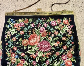 Bolso de mano vintage austriaco de los años 50 con estampado floral Petit Point - Marco dorado ornamentado y cadena de serpiente - Bolso de noche con tapiz de rosas
