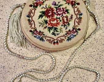 Bolso redondo vintage de los años 50 con bordado a punto de aguja / Bolso de noche con tapiz floral de punto petit point / Bolso de mano con bordado de rosas estilo cottagecore / Cierre de broche dorado