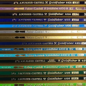 K&ouml;nnte beinhalten: Eine Sammlung von Faber-Castell Goldfaber 4100 Bleistiften in verschiedenen Farben. Jeder Bleistift zeigt den Markennamen, die Modellnummer und einen eindeutigen Farbcode. Die Bleistifte sind ordentlich angeordnet und pr&auml;sentieren ihre vielf&auml;ltigen Farbt&ouml;ne.
