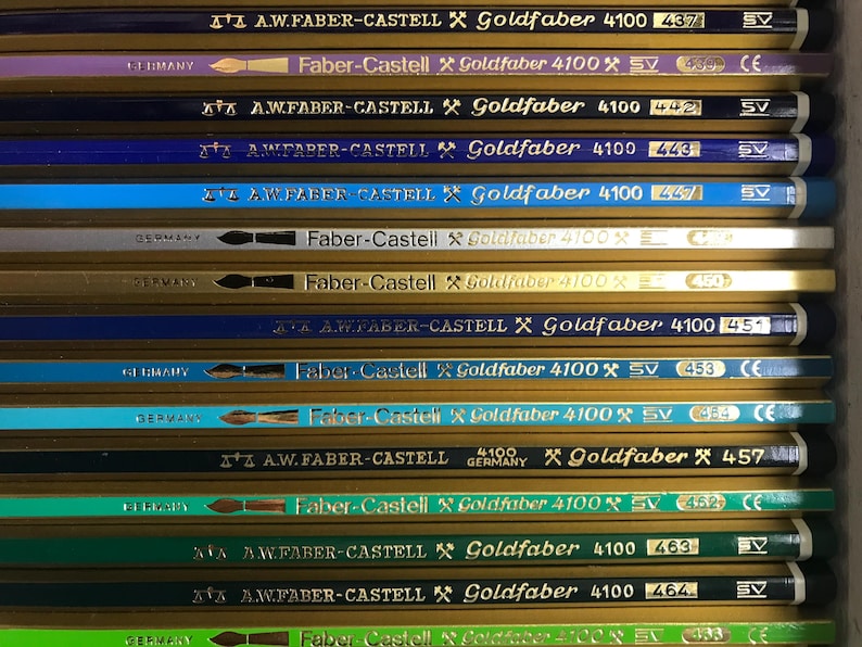 K&ouml;nnte beinhalten: Eine Sammlung von Faber-Castell Goldfaber 4100 Bleistiften in verschiedenen Farben. Jeder Bleistift zeigt den Markennamen, die Modellnummer und einen eindeutigen Farbcode. Die Bleistifte sind ordentlich angeordnet und pr&auml;sentieren ihre vielf&auml;ltigen Farbt&ouml;ne.