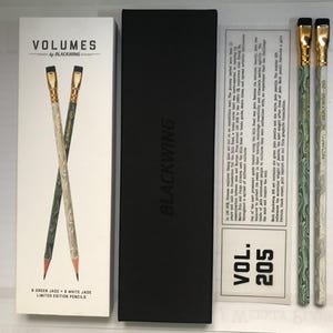 以下が含まれることがあります： VOLUMES by BLACKWINGと書かれた白い箱、黒い箱、VOL. 205と書かれた説明カード、緑と白のマーブル模様で金色の金具が付いた2本の鉛筆で構成されるBlackwing Volumes 205鉛筆セット。