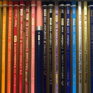 K&ouml;nnte beinhalten: Eine Sammlung von Faber-Castell Goldfaber 4100 Bleistiften in verschiedenen Farben, darunter Gelb, Orange, Rot, Rosa, Blau und Gold. Jeder Bleistift tr&auml;gt den Markennamen und die Modellnummer.