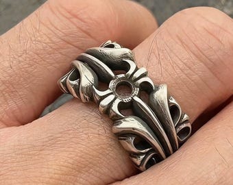 Anillo llamativo con cruz calada y flor, banda ancha gótica punk de plata envejecida