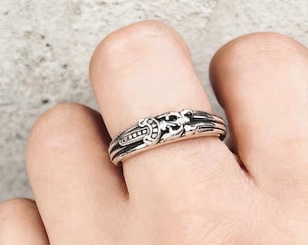 Anillo apilable de plata envejecida con forma de espada y daga, estilo gótico punk vintage con banda fina.