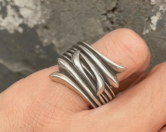 Anillo llamativo Iris Feather Wrap, banda ancha gótica punk de plata envejecida
