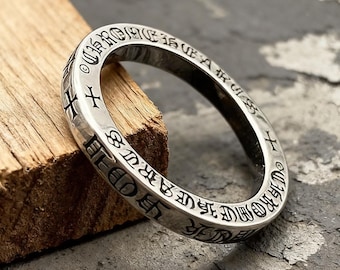 Anillo apilable de 3 mm con cruz de escritura gótica, plata envejecida, banda fina estilo punk vintage.