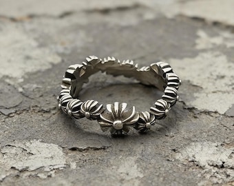 Anillo apilable de plata envejecida con cruz irregular y flor, banda fina de estilo gótico vintage.