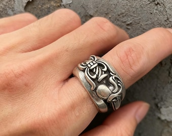 Anillo llamativo con forma de corazón y espada, de plata envejecida, estilo gótico punk vintage.