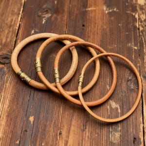 Smalt lädersnörearmband med silverdetaljer – Minimalistiskt lager-på-lager-armband