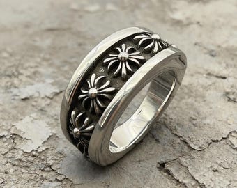 Anillo gótico con cruz y flor en la parte superior biselada, banda punk de plata envejecida
