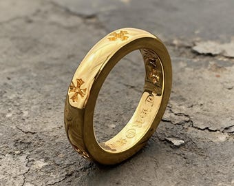 Anillo con banda chapada en oro y cruz floral, anillo gótico punk de oro de 22 quilates sobre plata de ley.