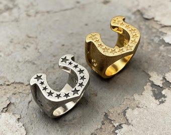 Anillo llamativo con forma de estrella de herradura calada, plata envejecida y oro, estilo western punk.