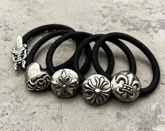 Elástico de cabelo com pingente gótico em metal, espada prateada envelhecida, cruz, coração, estrela e flor-de-lis.