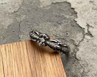 Anillo con cruz abierta y flor de circonita cúbica, plata de ley envejecida, ajustable, estilo gótico punk.