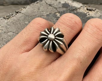 Anillo grande con cruz y flor, de plata envejecida, estilo gótico punk heavy metal.