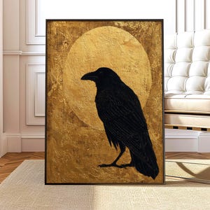 Puede incluir: Impresión artística enmarcada de un cuervo negro sobre un fondo dorado. El cuervo se representa en silueta, sobre un círculo dorado texturizado. La obra de arte se presenta en un marco negro, adecuada para la decoración de paredes.