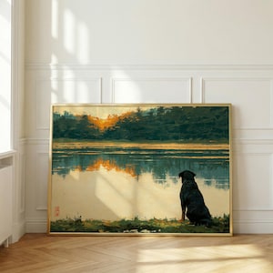 Könnte beinhalten: Ein rechteckiges gerahmtes Landschaftsgemälde mit einem schwarzen Hund, der auf einem grasbewachsenen Ufer an einem ruhigen See sitzt. Die Szene zeigt einen goldenen Sonnenuntergang, der sich im Wasser spiegelt, mit dunkelgrünen Bäumen.