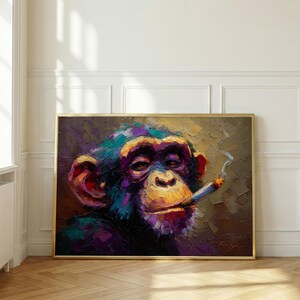 Könnte beinhalten: Ölgemälde eines Schimpansen, der eine Zigarette raucht. Das Kunstwerk zeigt eine Nahaufnahme des Gesichts des Primaten mit lebendigen Pinselstrichen in Lila, Blau und Gelb. Das Gemälde ist in einem goldfarbenen Rahmen gerahmt.