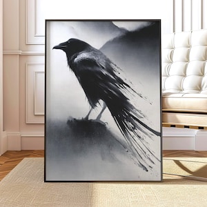 Puede incluir: Impresión artística enmarcada en blanco y negro de un cuervo. El cuervo está posado sobre una superficie oscura y texturizada, con un fondo borroso que sugiere montañas. La obra de arte tiene un estilo pictórico expresivo.
