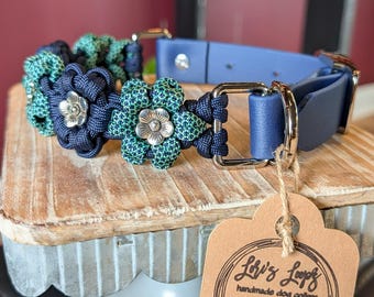 Collar ajustable para perros con diseño floral en turquesa y azul marino, fabricado en paracord y BioThane (R).
