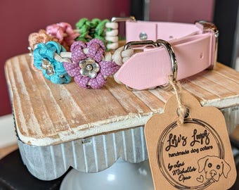 Collar ajustable para perros con estampado floral en tonos pastel primaverales, fabricado en paracord y BioThane (R).