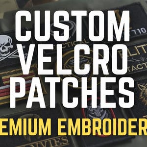 Puede incluir: Una colección de parches de velcro personalizados con diseños bordados de primera calidad. Los parches presentan varios emblemas, incluyendo una calavera y huesos cruzados, una bandera y una cabeza de lobo. Se muestra el texto "CUSTOM VELCRO PATCHES" y "PREMIUM EMBROIDERED".