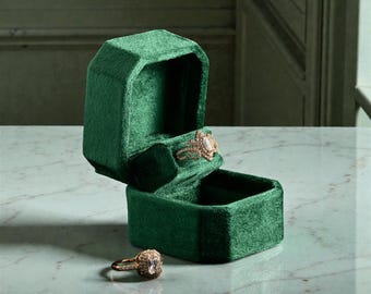 Velvet Ring Box – Wedding and Engagement Jewelry Box for Proposal, Anniversary or Gift, Vintage Style Ring Holder and Jewelry Display Prop