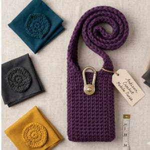 Puede incluir: Un bolso de ganchillo morado oscuro hecho a mano para teléfono móvil con una correa a juego. El bolso tiene un cierre plateado y una etiqueta que dice "Artisan Crochet Mobile Purse". La imagen también muestra tres cuadrados de tela con círculos de ganchillo.
