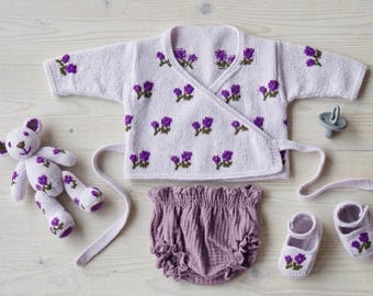 Conjunto de regalo para bebé de punto color rosa lila: patrón digital descargable para cárdigan, zapatos y oso.