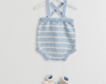 Patrón de mameluco y patucos para bebé tejidos a mano (tallas 6 y 12 meses)