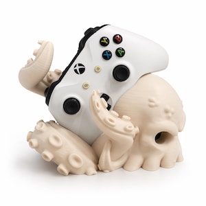 Puede incluir: Una taza de cerámica blanca con asa negra y el texto "But First, Coffee" en negro, con fuente de estilo manuscrito. Ideal para bebidas calientes.