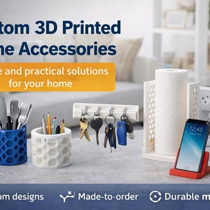 Puede incluir: Una exhibición de accesorios para el hogar impresos en 3D personalizados. Incluye un portalápices azul, un portalápices blanco, un llavero, un portarrollos de papel y un soporte para teléfono rojo. Texto: "Custom 3D Printed Home Accessories."