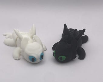 3D Articulated Fantasy Dragon Keychain – Black or White Dragon – Cute Dragon Keychain – Geek Gift – Customizable Hanging Figure