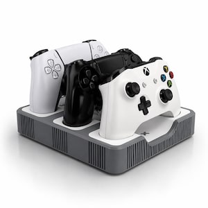 Puede incluir: Una estación de carga gris con tres mandos de juego: dos blancos y uno negro. Los mandos blancos tienen diferentes diseños de botones, mientras que el mando negro tiene un diseño simétrico. La estación tiene un diseño acanalado.