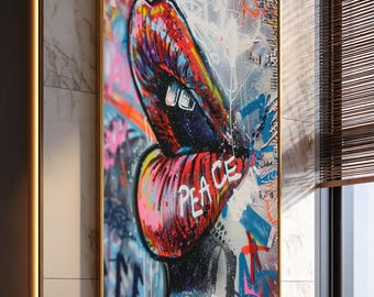 Könnte beinhalten: Gerahmtes Kunstwerk mit Nahaufnahme von Lippen in Rot-, Rosa- und Blautönen, mit dem Wort „PEACE“ auf der Unterlippe. Der Hintergrund zeigt Graffiti-Elemente mit Farbspritzern.