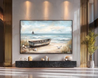 Könnte beinhalten: Ein gerahmter Leinwanddruck zeigt eine friedliche Strandszene. Ein verwittertes Ruderboot liegt am Sand in der Nähe des Wassers, mit einem Leuchtturm in der Ferne. Das Kunstwerk zeigt einen blauen Himmel, sanfte Wellen und eine Möwe.