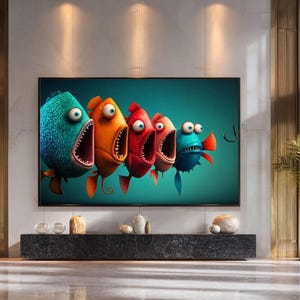 以下が含まれることがあります： 大きなテレビ画面には、口を開けた5匹のカラフルな魚の漫画が表示されており、驚いたように見えます。魚は青、オレンジ、赤で、背景には釣り針があります。テレビは、濃い灰色のコンソールの上の壁に取り付けられています。