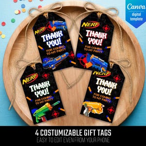 Könnte beinhalten: Vier schwarze Geschenkanhänger mit dem Nerf-Logo und den Worten "Danke! Für dein Kommen zu meiner Party" in Weiß und Rot. Jeder Anhänger zeigt eine andere Spielzeugpistolen-Grafik. Die Anhänger sind mit Bindfäden gebunden.