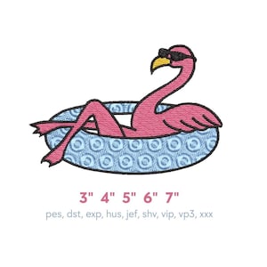 Puede incluir: Diseño bordado de un flamenco rosa con gafas de sol, relajándose en una boya azul. El diseño incluye las medidas 7.6 cm, 10.2 cm, 12.7 cm, 15.2 cm, y 17.8 cm y los tipos de archivo: pes, dst, exp, hus, jef, shv, vip, vp3, xxx.