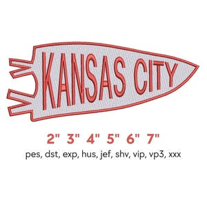 Puede incluir: Un diseño de bordado con el texto KANSAS CITY en letras rojas dentro de una forma de banderín blanco con borde rojo. Debajo del banderín, el texto 2" 3" 4" 5" 6" 7" y los formatos de archivo pes, dst, exp, hus, jef, shv, vip, vp3, xxx.