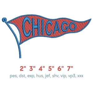 以下が含まれることがあります： 赤色の背景に青色の「CHICAGO」の文字が刺繍されたペナントフラッグのデザイン。旗は青いポールに取り付けられています。サイズは5.08cmから17.78cmです。
