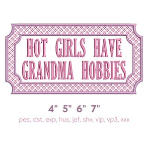 Peut inclure: Un motif de broderie avec le texte rose HOT GIRLS HAVE GRANDMA HOBBIES dans un cadre rectangulaire à carreaux roses aux bords festonnés. Le motif indique des tailles de 4, 5, 6 et 7 pouces et liste les formats pes, dst, exp, hus, jef, shv, vip, vp3 et xxx.