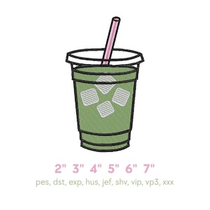 Puede incluir: Un diseño de bordado de una bebida helada verde en un vaso de plástico transparente con una pajita rosa y cuatro cubitos de hielo blancos. Debajo del vaso, el texto muestra los tamaños 2", 3", 4", 5", 6", 7" y los formatos pes, dst, exp, hus, jef, shv, vip, vp3, xxx.