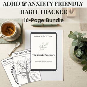 K&ouml;nnte beinhalten: Draufsicht auf einen Schreibtisch mit einem Habit-Tracker-Bundle. Das Bundle enth&auml;lt ein digitales Tablet mit dem Text "The Somatic Sanctuary", eine Tasse Tee, einen Stift und eine kleine Topfpflanze. Der Text "ADHD & ANXIETY FRIENDLY" steht oben.