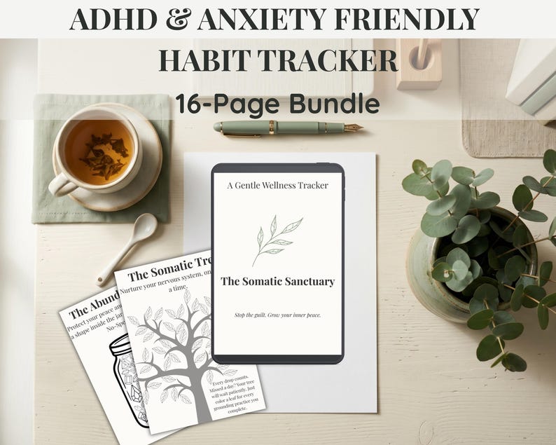 K&ouml;nnte beinhalten: Draufsicht auf einen Schreibtisch mit einem Habit-Tracker-Bundle. Das Bundle enth&auml;lt ein digitales Tablet mit dem Text "The Somatic Sanctuary", eine Tasse Tee, einen Stift und eine kleine Topfpflanze. Der Text "ADHD & ANXIETY FRIENDLY" steht oben.