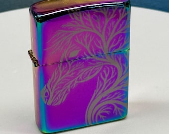 Encendedor personalizado metálico morado/azul. Grabado con una cabeza de caballo única hecha de raíces.